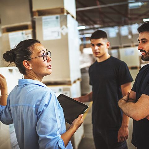 A woman explaining something to her employees.